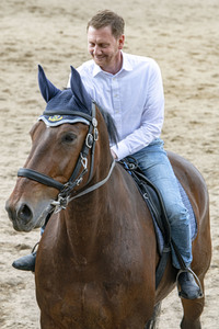 Ministerpräsident Michael Kretschmer zu Besuch bei Polizei-Reiterstaffel in Radeberg
