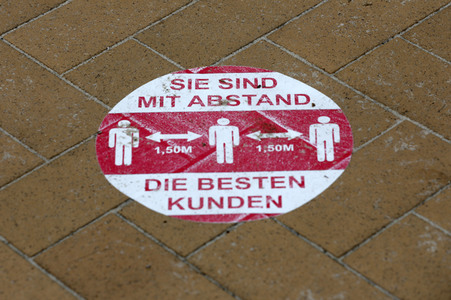 Symbolfoto Abstand halten