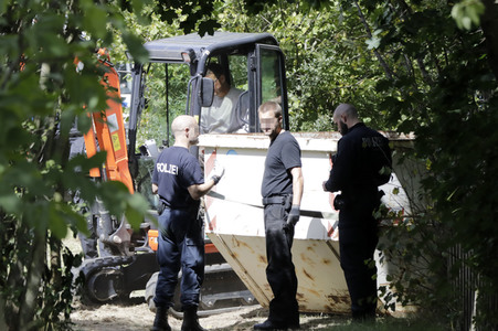 Ermittlungen des BKA im Fall Maddie McCann in einem Schrebergarten in Seelze