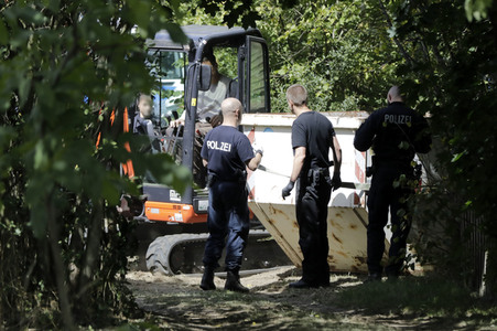 Ermittlungen des BKA im Fall Maddie McCann in einem Schrebergarten in Seelze