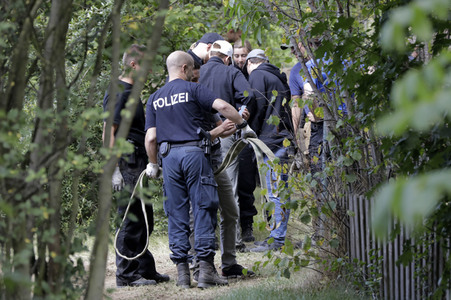 Ermittlungen des BKA im Fall Maddie McCann in einem Schrebergarten in Seelze