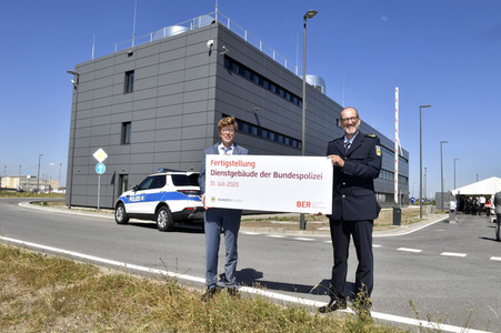 Fototermin zur Fertigstellung des Dienstgebäudes der Bundespolizei am BER in Berlin