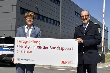 Fototermin zur Fertigstellung des Dienstgebäudes der Bundespolizei am BER in Berlin