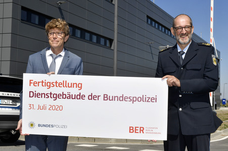 Fototermin zur Fertigstellung des Dienstgebäudes der Bundespolizei am BER in Berlin