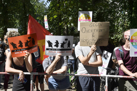 Gegendemo zum Protest gegen die Corona-Maßnahmen in Berlin