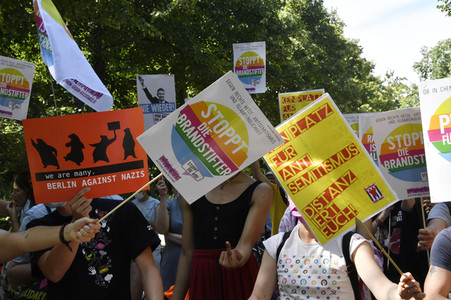 Gegendemo zum Protest gegen die Corona-Maßnahmen in Berlin