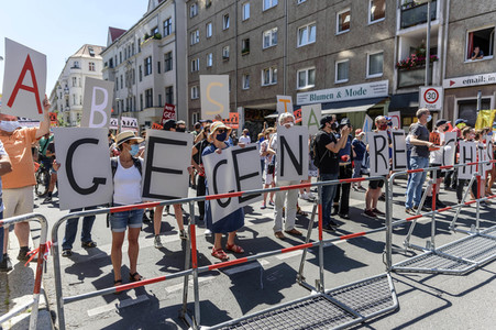 Gegendemo zum Protest gegen die Corona-Maßnahmen in Berlin