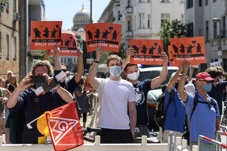Gegendemo zum Protest gegen die Corona-Maßnahmen in Berlin