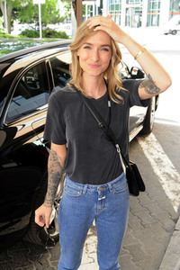 Ankünfte zur Aufzeichnung der TV Show 'Die Roland Kaiser Show: Liebe kann uns retten' in Leipzig