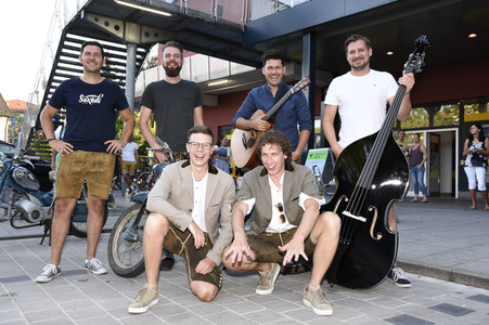 Filmpremiere 'Ausgrissn! In der Lederhosn nach Las Vegas' in Erding