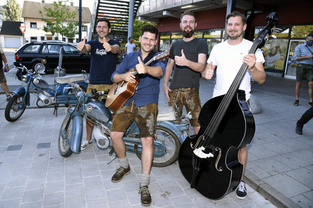 Filmpremiere 'Ausgrissn! In der Lederhosn nach Las Vegas' in Erding