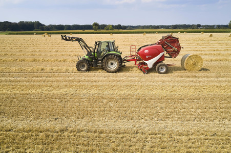 Strohballenpressen bei Altwarmbüchen