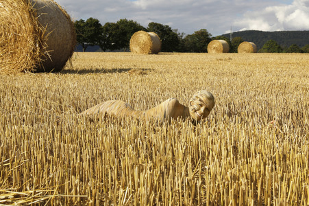 NATURE ART: Stoppelfeld / Stubble Field Bodypainting
