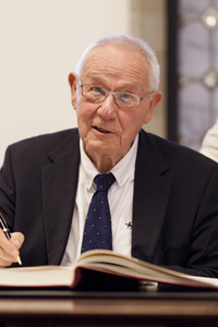 Armin Maiwald beim Eintrag ins Gästebuch der Stadt Köln