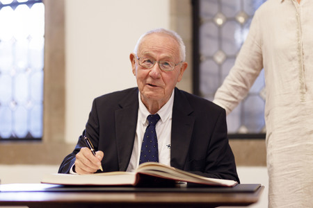 Armin Maiwald beim Eintrag ins Gästebuch der Stadt Köln