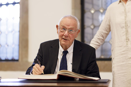 Armin Maiwald beim Eintrag ins Gästebuch der Stadt Köln