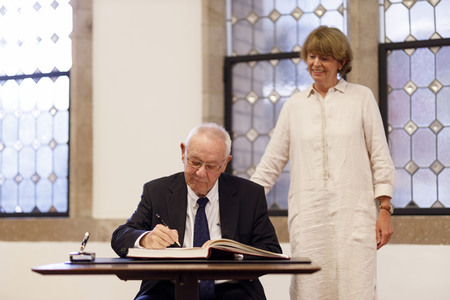 Armin Maiwald beim Eintrag ins Gästebuch der Stadt Köln