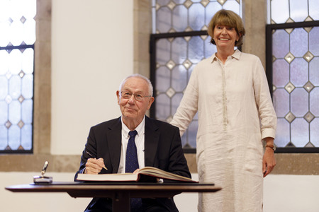 Armin Maiwald beim Eintrag ins Gästebuch der Stadt Köln