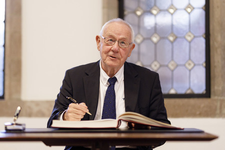 Armin Maiwald beim Eintrag ins Gästebuch der Stadt Köln