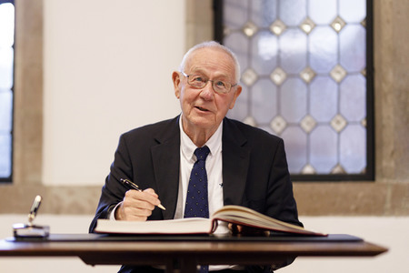 Armin Maiwald beim Eintrag ins Gästebuch der Stadt Köln