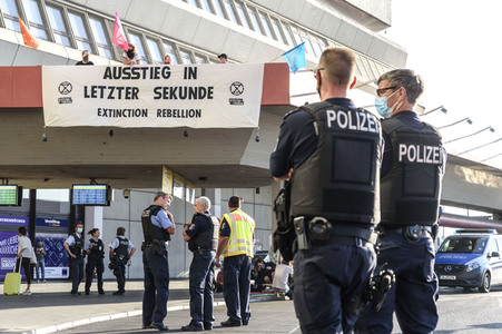 Extinction Rebellion Aktion am Flughafen tegel in Berlin