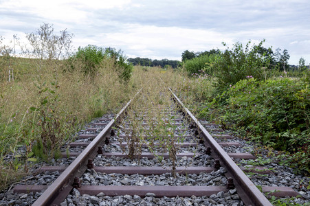 Symbolfoto stillgelegte Bahntrasse