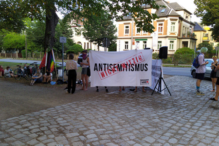 Demonstration gegen die Veranstaltung 'Lisa Eckhart - Die Vorteile des Lasters' in Dresden
