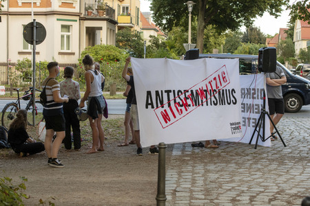 Demonstration gegen die Veranstaltung 'Lisa Eckhart - Die Vorteile des Lasters' in Dresden
