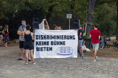Demonstration gegen die Veranstaltung 'Lisa Eckhart - Die Vorteile des Lasters' in Dresden