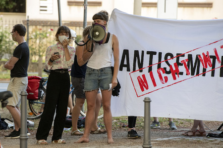 Demonstration gegen die Veranstaltung 'Lisa Eckhart - Die Vorteile des Lasters' in Dresden