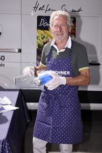 Spendenaktion mit Paul Breitner in München