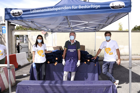 Spendenaktion mit Paul Breitner in München