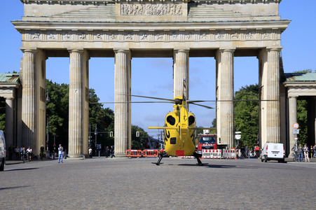 Notarzteinsatz am Brandenburger Tor in Berlin