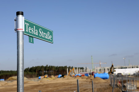 Richtfest auf der Baustelle der Tesla Gigafactory in Grünheide
