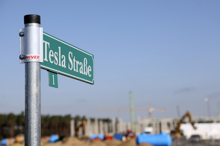 Richtfest auf der Baustelle der Tesla Gigafactory in Grünheide