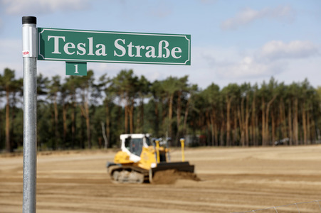 Richtfest auf der Baustelle der Tesla Gigafactory in Grünheide