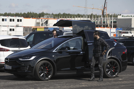 Richtfest auf der Baustelle der Tesla Gigafactory in Grünheide