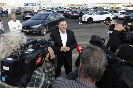 Richtfest auf der Baustelle der Tesla Gigafactory in Grünheide