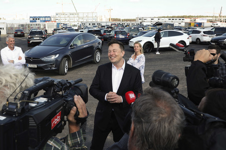 Richtfest auf der Baustelle der Tesla Gigafactory in Grünheide