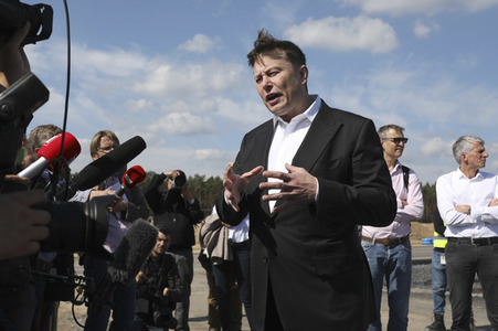 Richtfest auf der Baustelle der Tesla Gigafactory in Grünheide