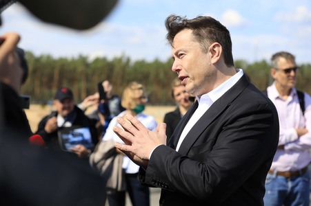 Richtfest auf der Baustelle der Tesla Gigafactory in Grünheide