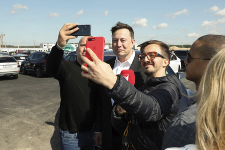 Richtfest auf der Baustelle der Tesla Gigafactory in Grünheide