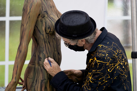 BodyArt Performance von Jörg Düsterwald in Wunstorf