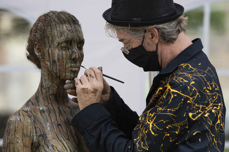 BodyArt Performance von Jörg Düsterwald in Wunstorf