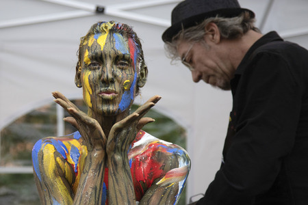 BodyArt Performance von Jörg Düsterwald in Wunstorf