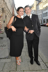 Theaterpremiere 'Halbe Wahrheiten' in München