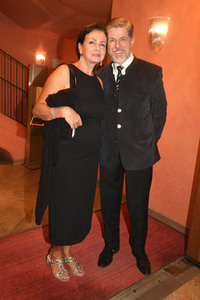 Theaterpremiere 'Halbe Wahrheiten' in München