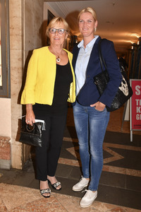 Theaterpremiere 'Halbe Wahrheiten' in München