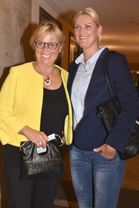 Theaterpremiere 'Halbe Wahrheiten' in München