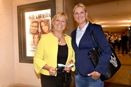 Theaterpremiere 'Halbe Wahrheiten' in München